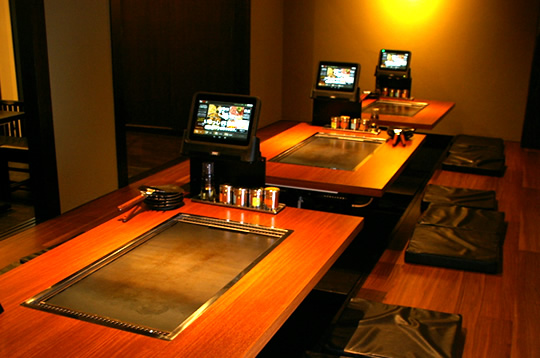 掘りごたつテーブル　もんじゃ焼き　きずなや