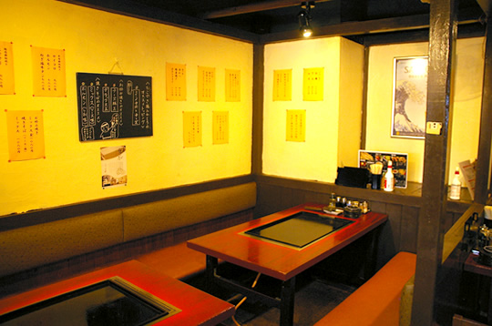 壁側はベンチ席なので小さいお子様も安心　もんじゃ焼き　きずなや